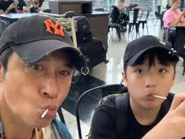 吴镇宇儿子长偏了从正太变成了小胖墩穿父子装合照还没爸爸帅