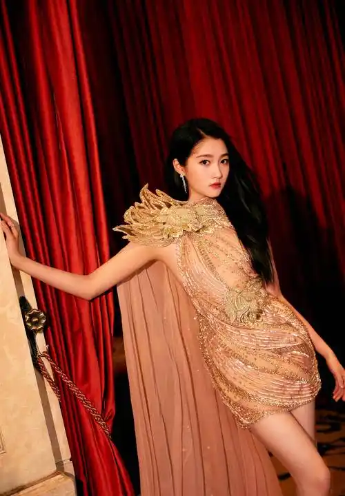 关晓彤身穿单肩斗篷短裙秀美腿_时尚_造型_魅力