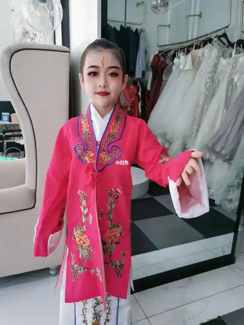 小小戏曲人,宝宝戏曲妆设计改良了一些,更符合宝宝的活泼感