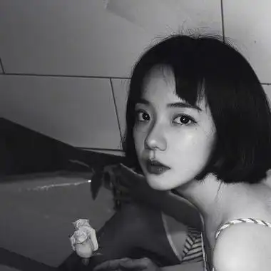 伤感高冷真人黑白女生头像