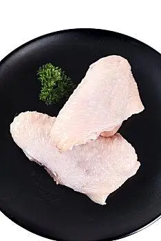 黑底上的生鲜鸡翅中