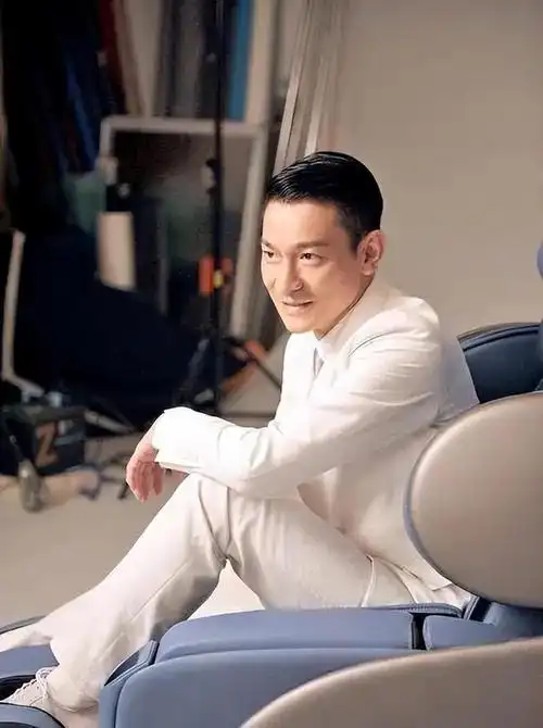 62岁刘德华近照老态龙钟?头发花白啤酒肚显现一脸愁容,网友震撼