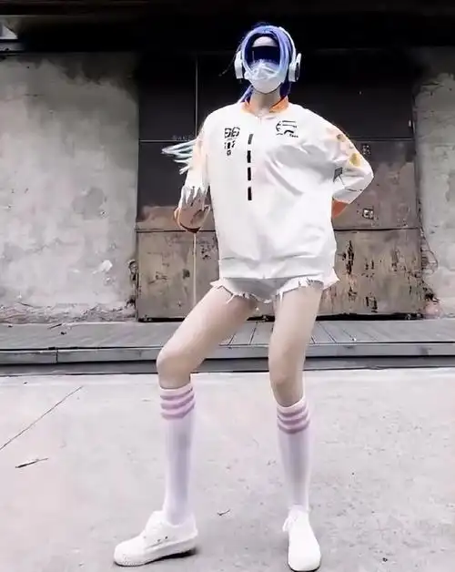 和平精英女主播全员内卷?红尘祭出本命战衣,论cos还得是三生-腾讯新闻