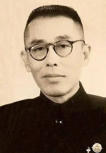 浙江鄞县人.少师名医范文虎历时六年,后设诊所于当邑,救治者众.