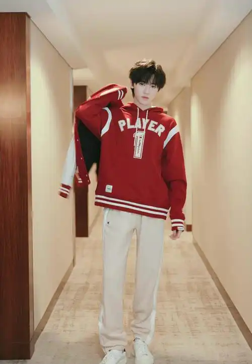 宋亚轩身着红色棒球服,运动风男孩活力满满,新的一年红红火火__财经