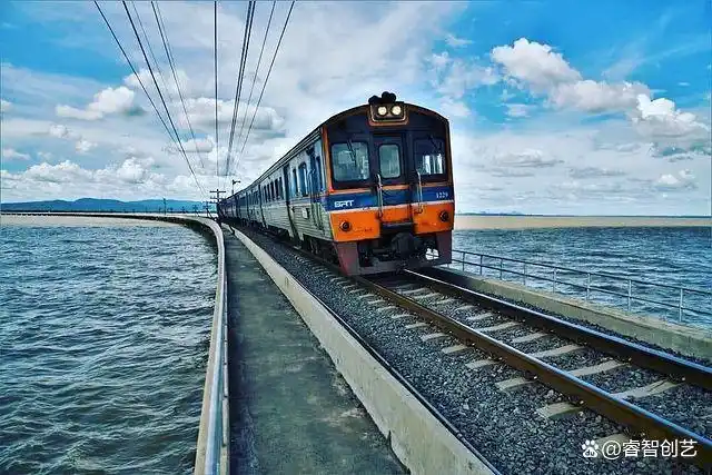 行驶于如《神隐少女》 场景中的泰国水上列车