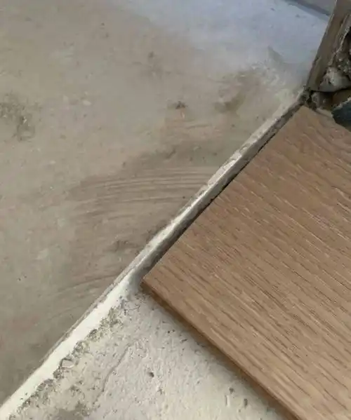 木地板翘边起拱,该如何避免_进行_湿度_处理