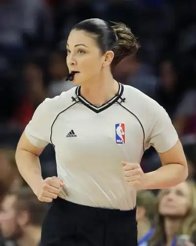 p>劳伦·霍尔特坎普是 a href="#">nba /a>历史第3位职业女裁判,现年