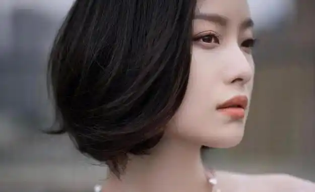 倪妮成人间绝绝子深v领丝绒黑裙美如天鹅蓬松短发慵懒又甜美