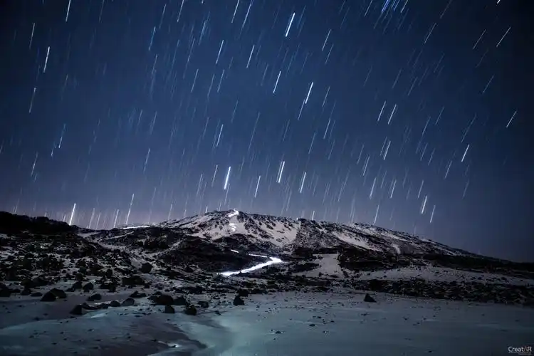 伴着漫天的星空,无数盏头灯照亮.