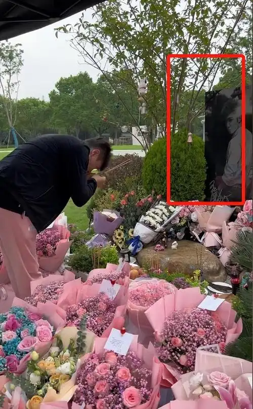 陈乔恩夫妇去墓地悼念乔任梁与梁母拥抱热聊一身黑衣虔诚上香