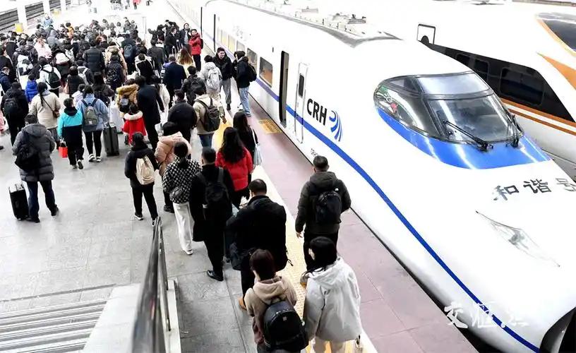 2024年1月26日,在南京火车站,旅客步出站台准备出站.