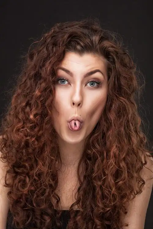 卷起舌头的美女