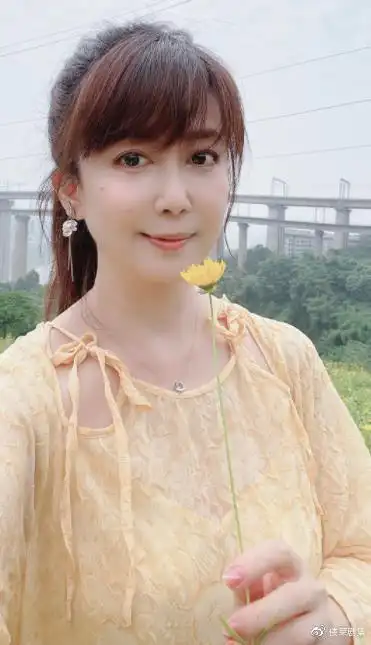 51岁玉女掌门孟庭苇近况,内地打疫苗暴露真名,曾退圈4年修佛