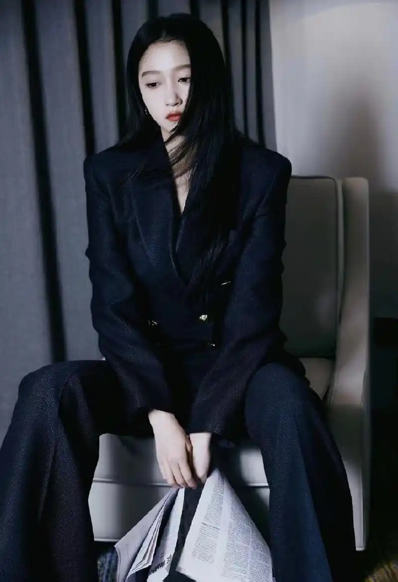 组图:女霸总亮相!关晓彤戴墨镜穿黑西装又酷又飒