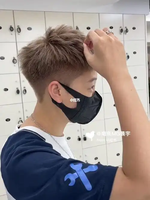 男生发色男生发型男生短发男生染发显白奶茶色发色比起一般茶色明度更