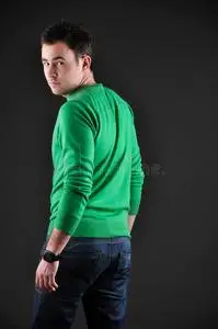 一个男人回头看的画像照片