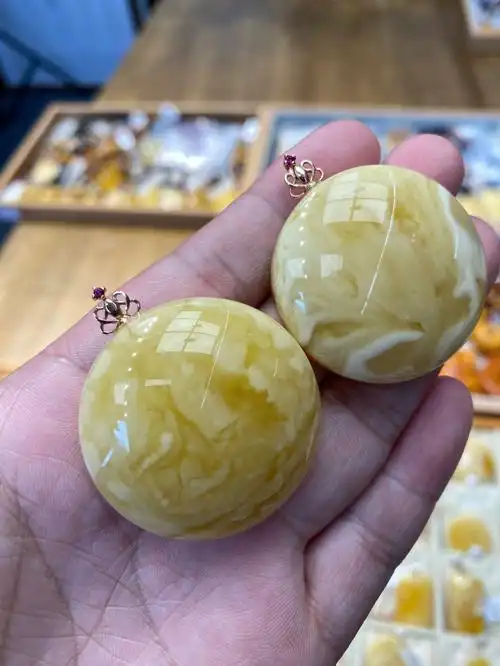 蜜蜡圆旦面18k镶嵌