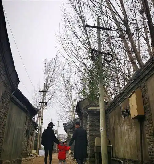 谢楠带孩子探班吴京,晒一家三口背影照幸福甜蜜_硬汉_儿子_形象