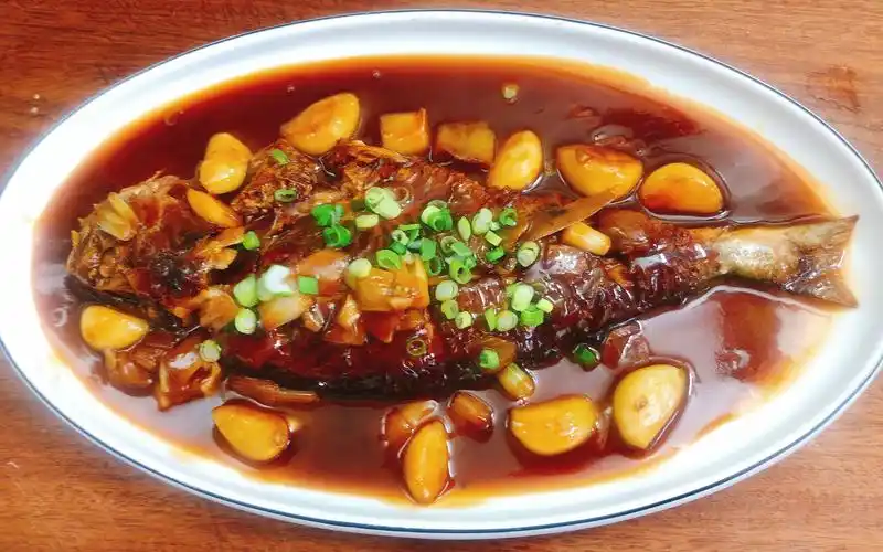 蒜烧黄鱼比传统红烧更好吃,满满都是技巧分享给大家!