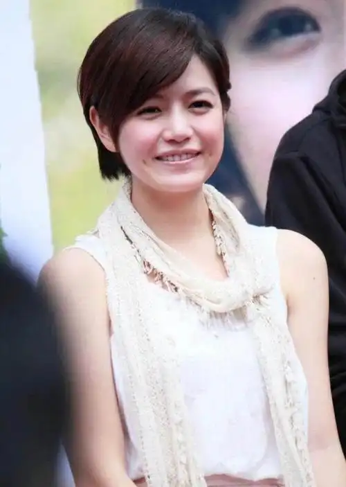 陈妍希终于选对造型!背心配短发,利落干练又显气质