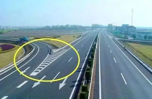 现在起,越过这条线,记3分罚100!_分流岛