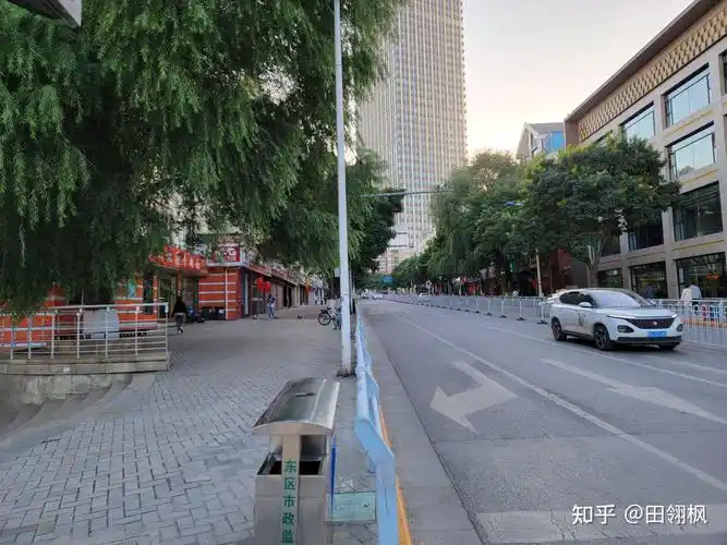 西宁的街道上路还是有高低起伏的."不将就"的店牌下坐着一位老人.