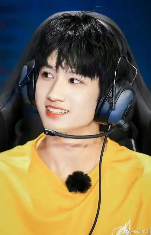 恭喜敖子逸带领战队获得战至巅峰总决赛冠军……