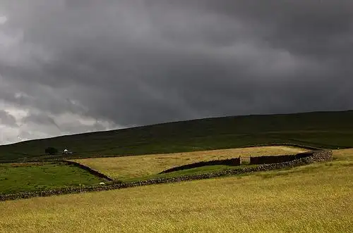 grey clouds over crops and walls | flickr – 相片分享!