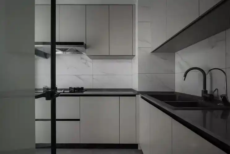 厨房,整体定制浅色系橱柜搭配黑色台面,黑框玻璃门隔离油烟,不影响