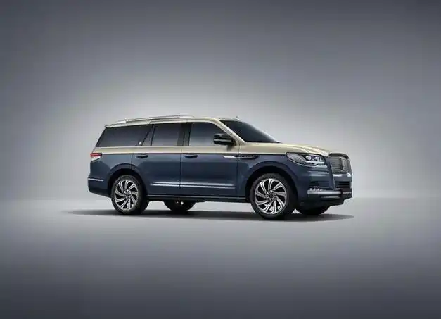 精装版的林肯领航员主打的就是一个美系车的百万优越感