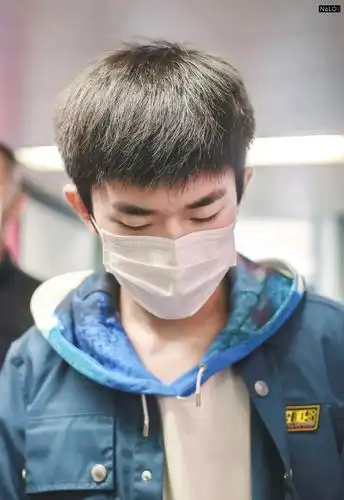 易烊千玺机场私服穿搭,蓝色工装外套叠穿白色连帽卫衣,清爽率性