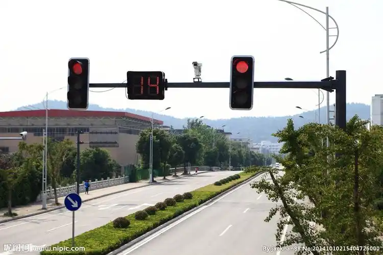 【天涯】红绿灯路口〔微型小说