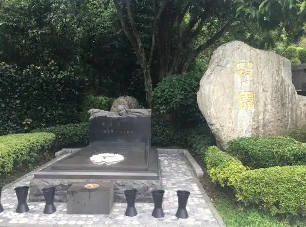 曝高以翔墓园将与邓丽君的筠园相似前去塔位祭拜的粉丝络绎不绝