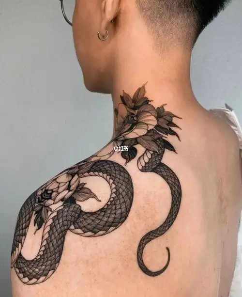 纹身推荐男生肩部素花与蛇