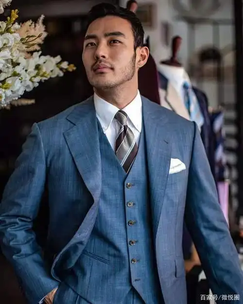 这个有着络腮胡的男模好阳刚,男人味十足的他,肌肉如刀刻