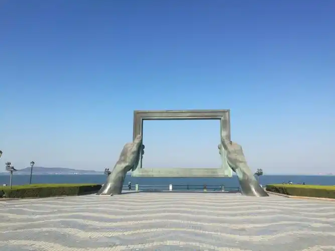 威海之窗,威海公园的标志性建筑,她寓意威海从这里走向世界,也让世界