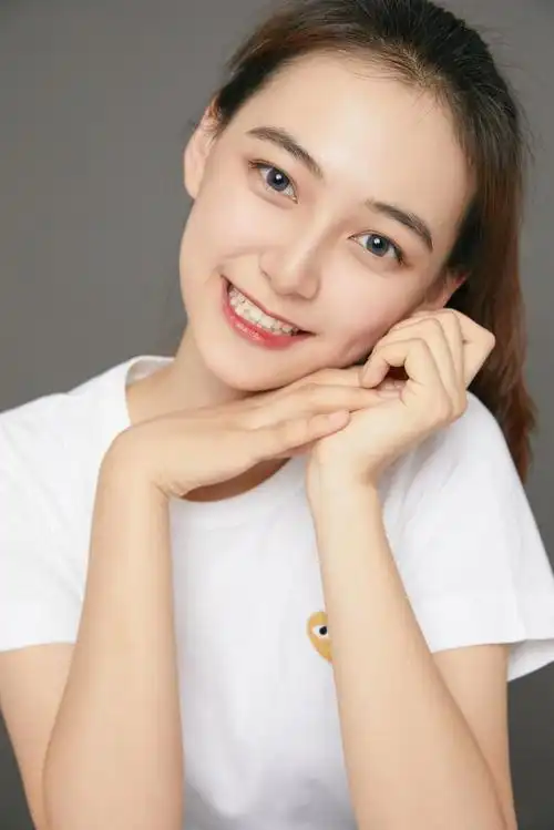 女生自拍怎么拍才好看,8个姿势,帮你自拍自然且漂亮