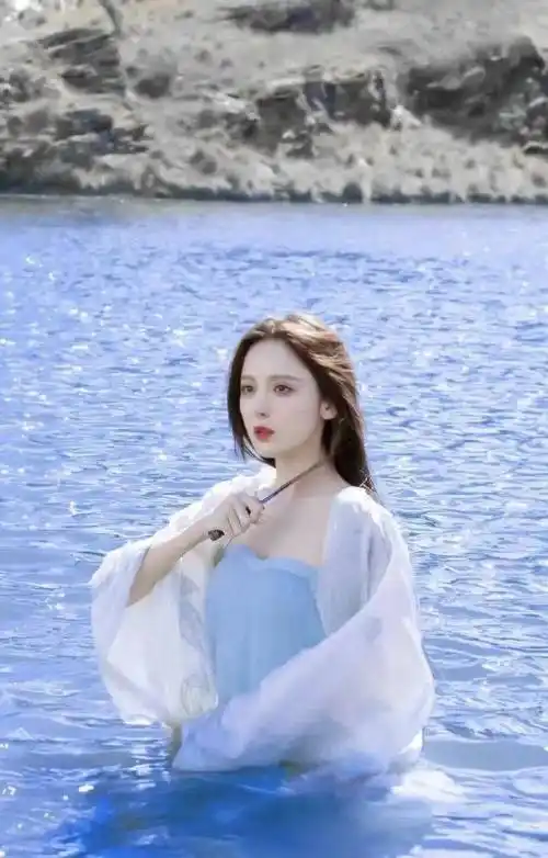 古力娜扎饰演貂蝉造型,蓝色抹身材配轻纱站在水中央,犹如出水芙蓉