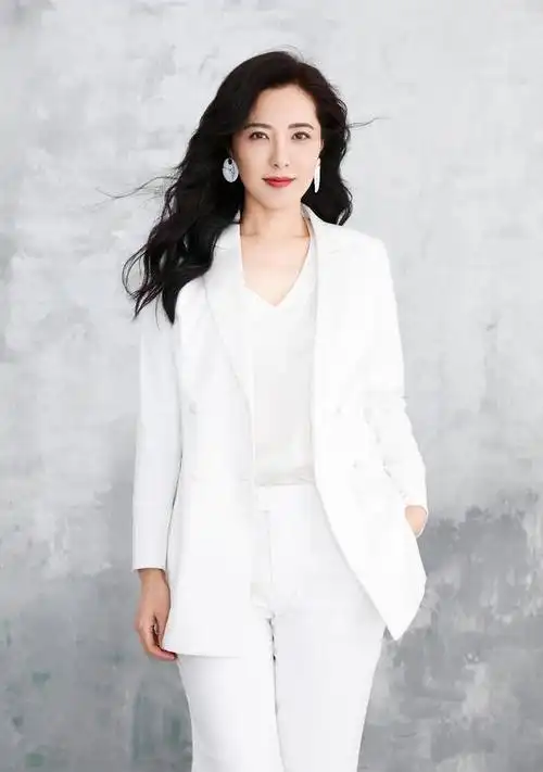 几年前网络上盛传曾黎和合作过的演员吴军结婚,但2016年曾黎所在的