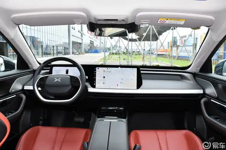 小鹏p7内饰的整体设计非常简约,仪表盘与中控屏的相连接,营造出环抱式