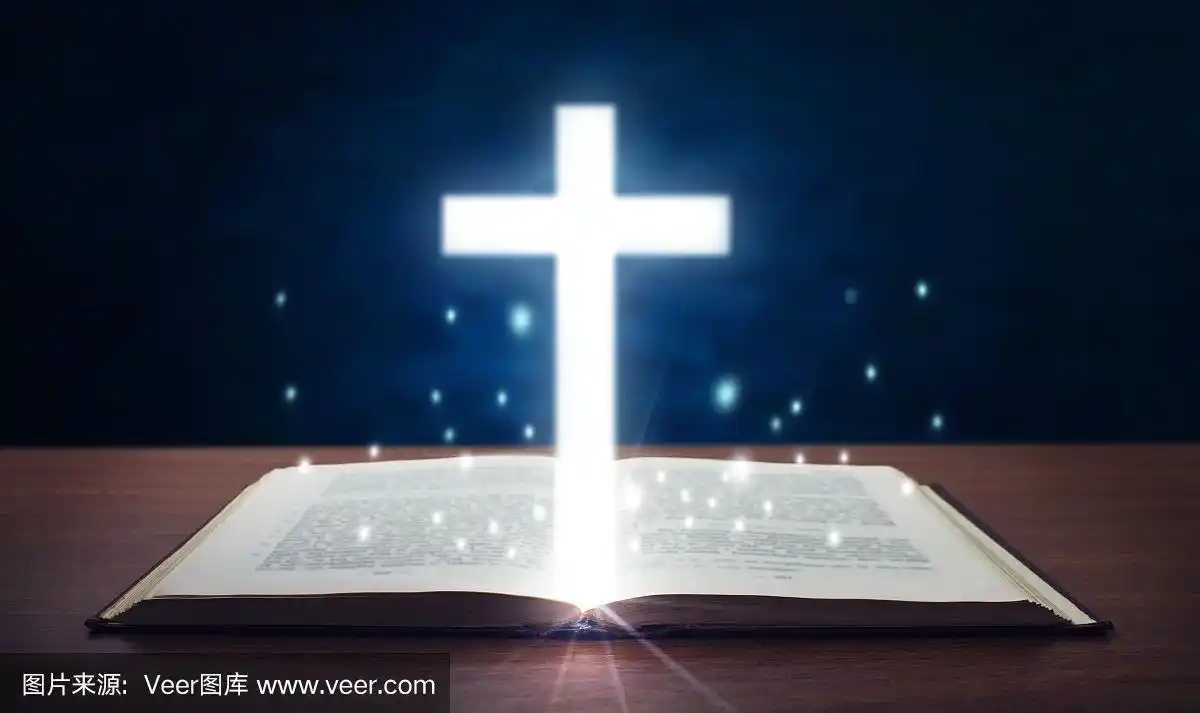 带有发光十字架的圣经.