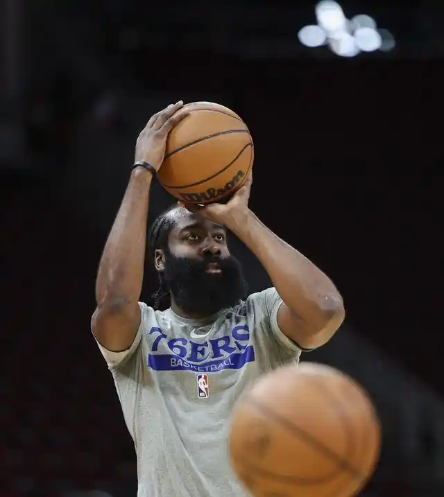 比赛一上来76人这边状态最好的就是詹姆斯哈登,投篮2投1中,得到9分,首