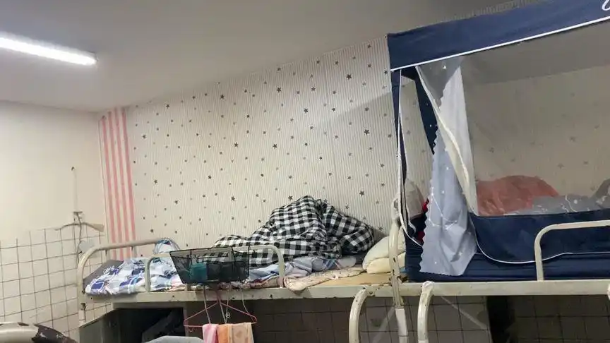 卧槽兄弟们晚上睡棺材板子了#宿舍日常 #大学宿舍