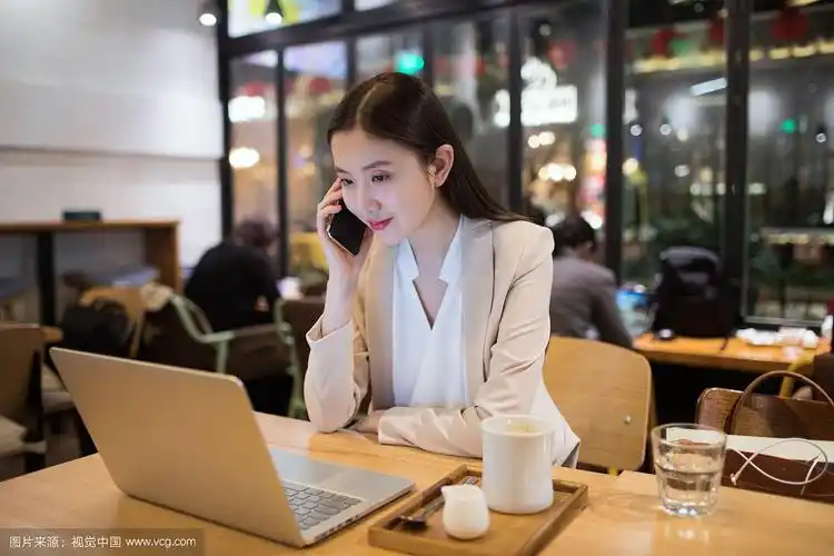 工作的年轻女白领