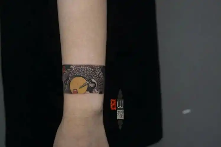 鹤环刚做好手腕肉眼可见的粗了一圈