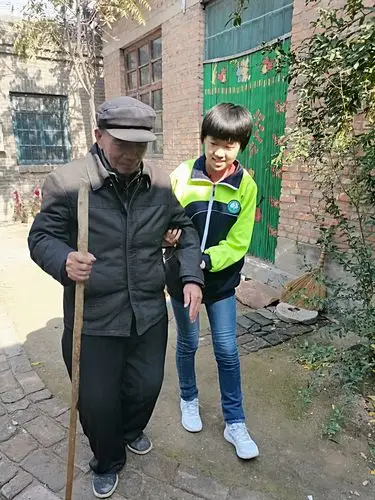 搀扶老人,你养我长大,我陪你变老.