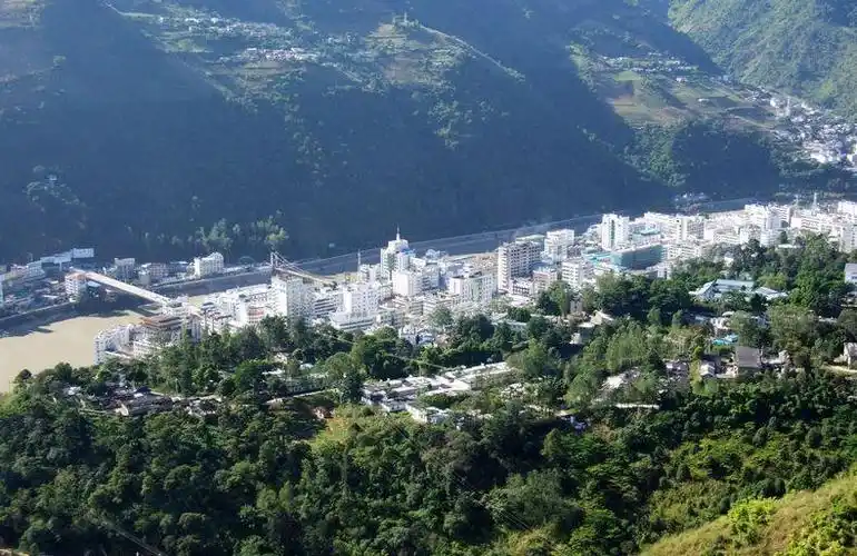 六库镇位于云南省怒江傈僳族自治州南部,是泸水市,怒江州的州政府