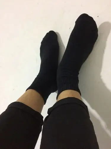 哪个男人可以穿袜子照相给我看看呀,要黑色的袜子.谢谢.