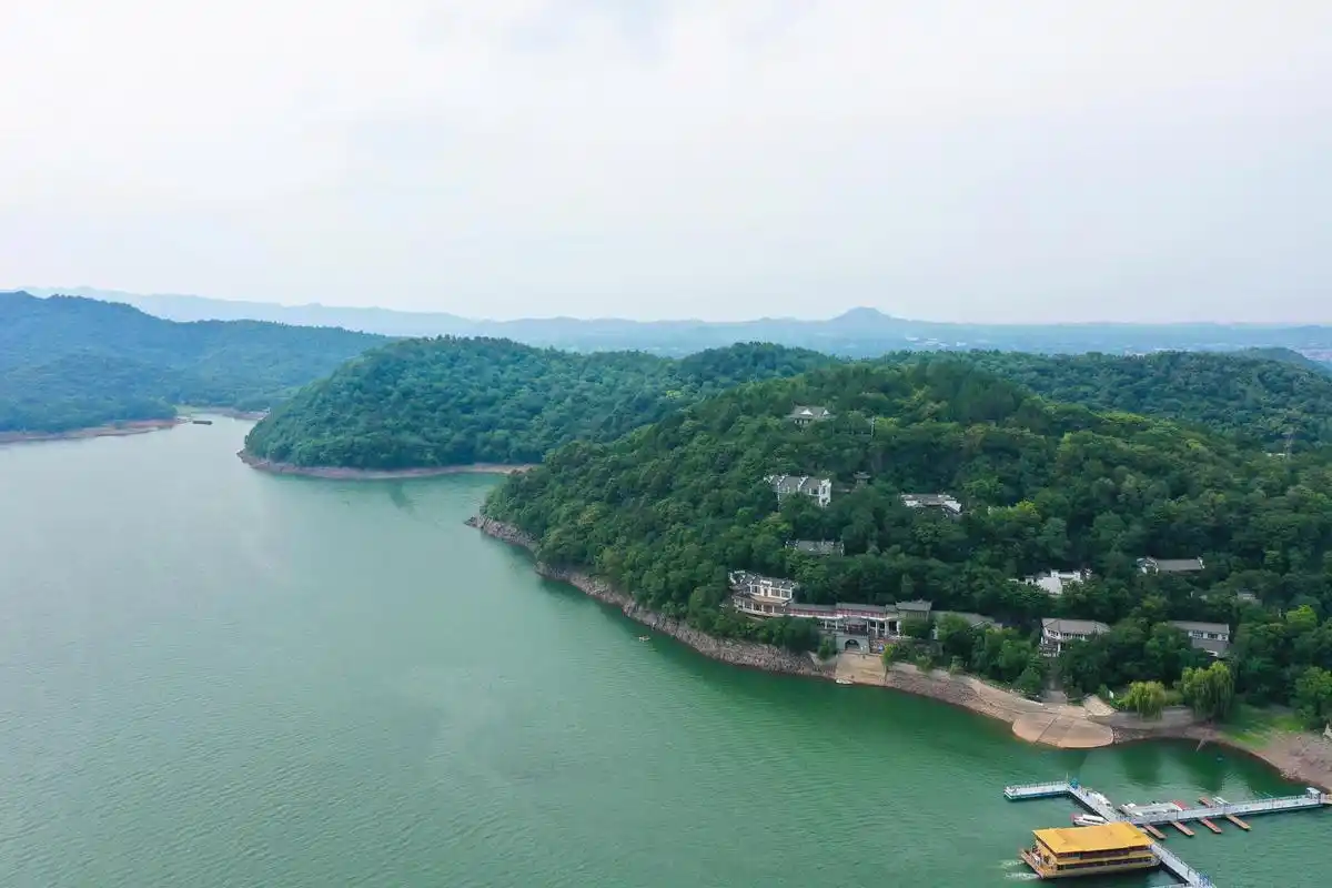 万佛湖风景区围绕着万佛湖,万佛湖原名龙河口水库,位于 舒城 县城西南